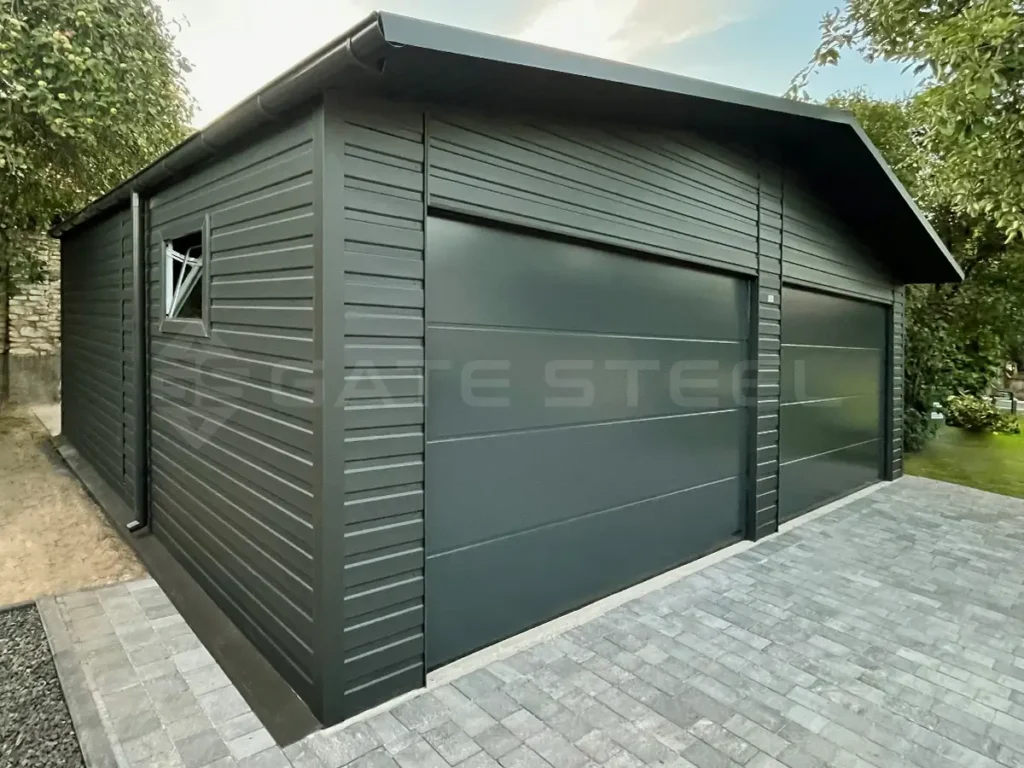 Garaż blaszany dwuspadowy 6m x 6m z bramą segmentową