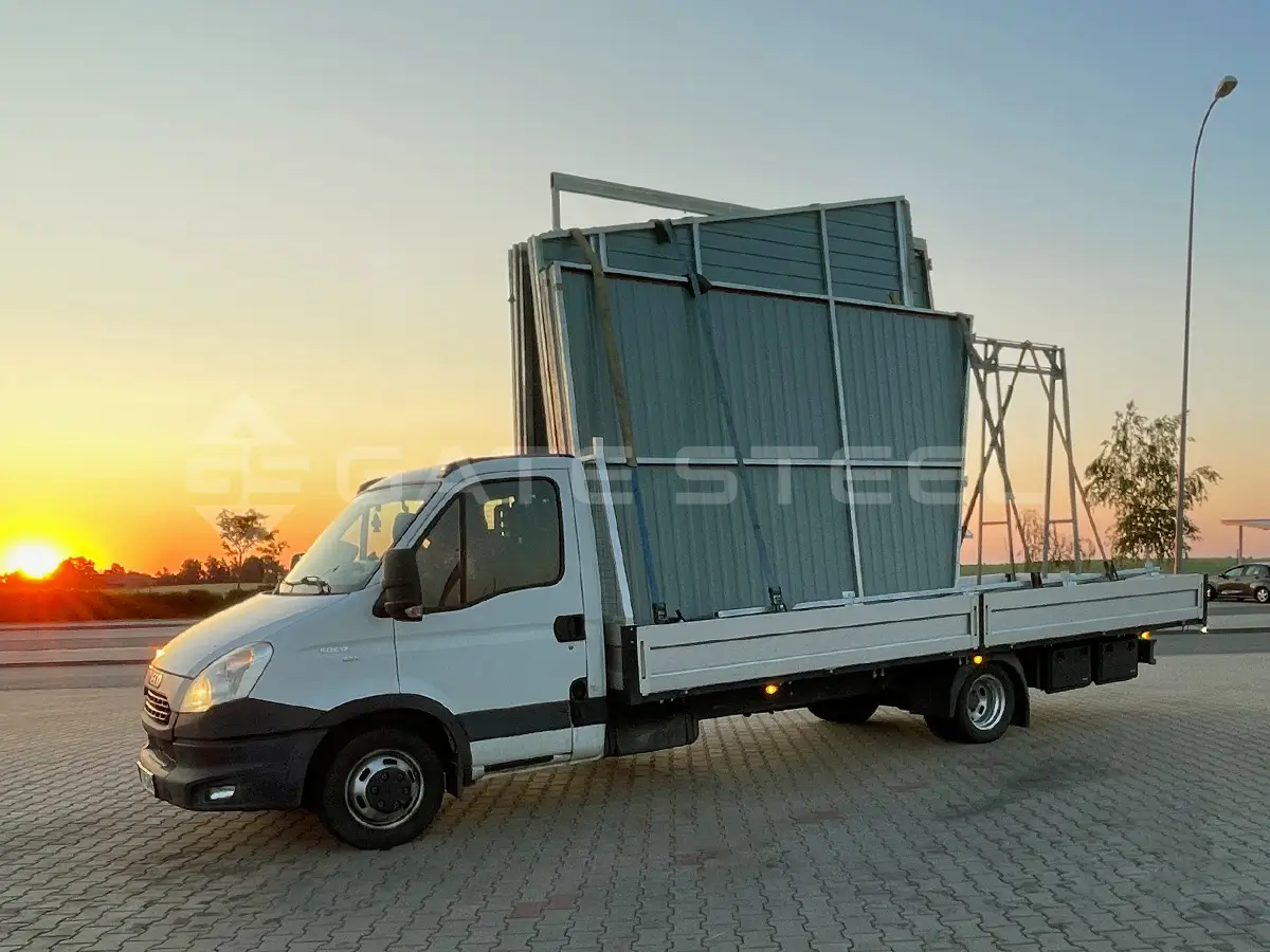 Garaż blaszany 9m x 6m z pomieszczeniem gospodarczym i bramą uchylną Garaż blaszany 9m x 6m z pomieszczeniem gospodarczym i bramą uchylną